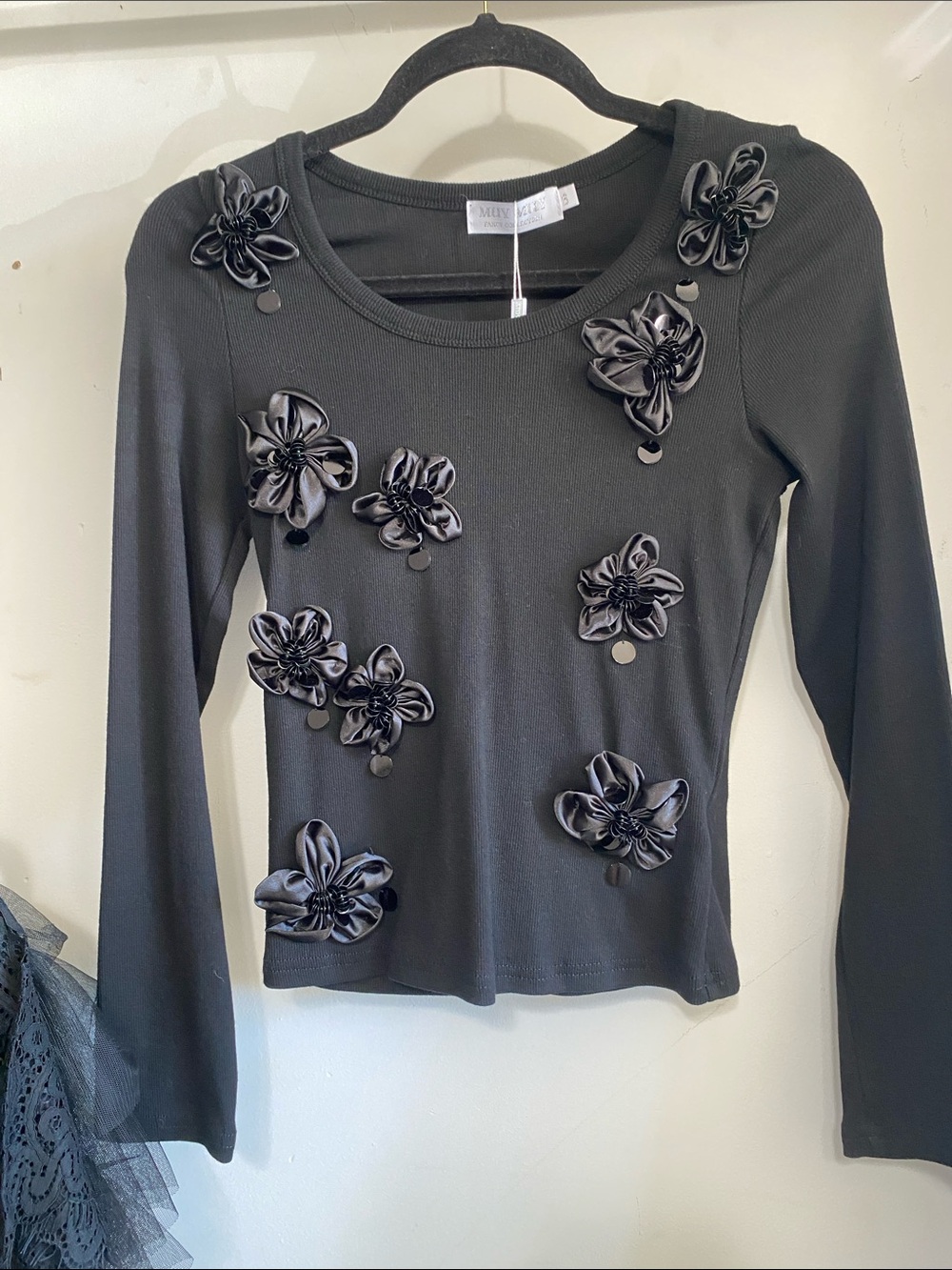 Black Long-Sleeve Floral Appliqué Top - Women's